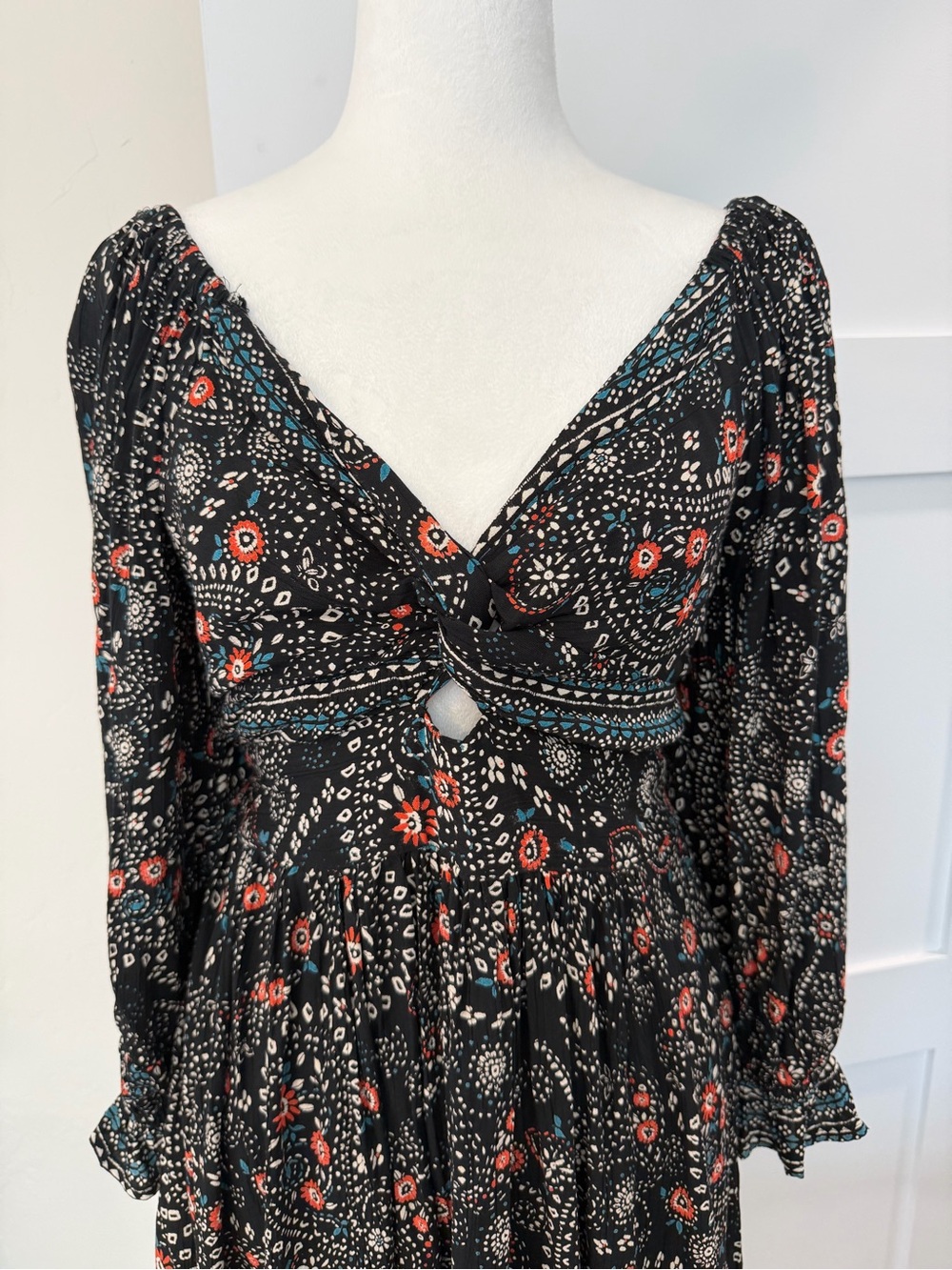 Angie Keyhole Cutout Black Floral Twist-Front Long Sleeve Boho Dress Size Large - Picture 2 of 9